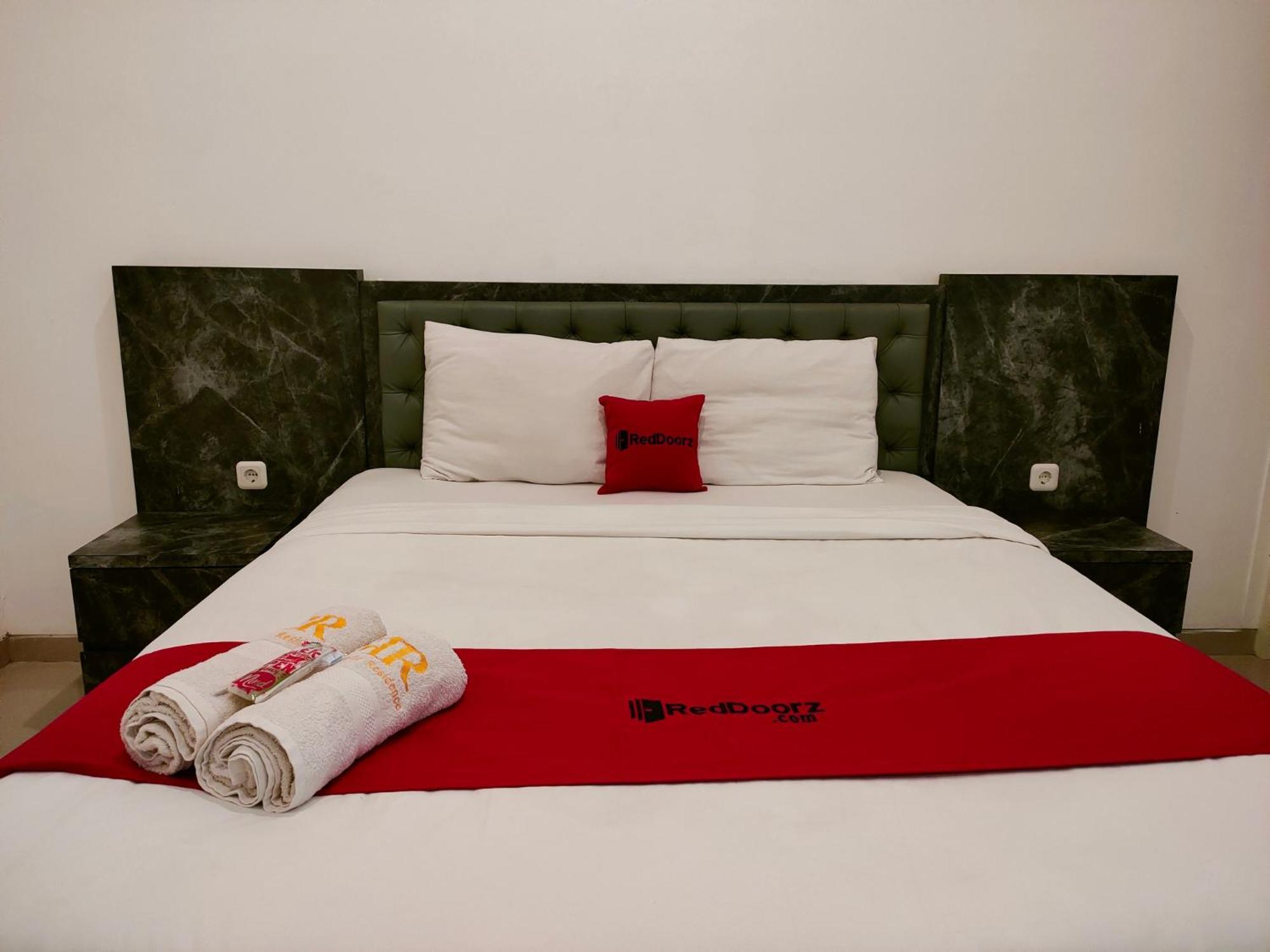 Reddoorz At Sukomanunggal Surabaya Ngoại thất bức ảnh